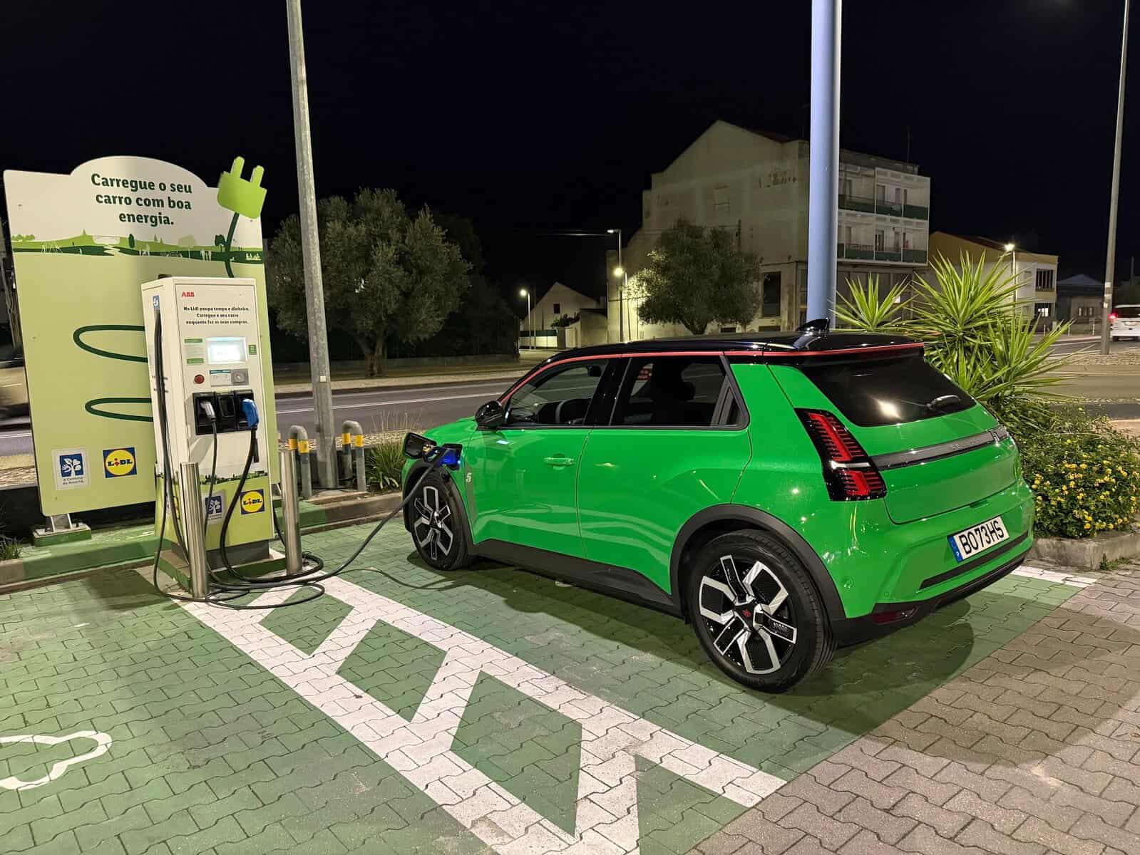 (prueba) renault 5: ¡un pequeño coche eléctrico que transmite magia! bosquejo