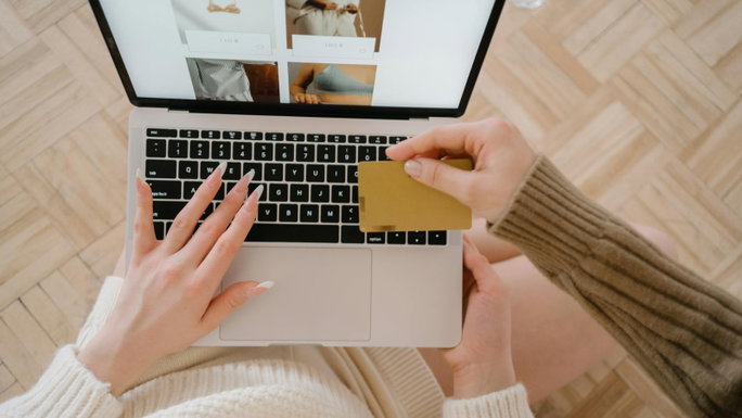 Imagen de una persona realizando una compra online.