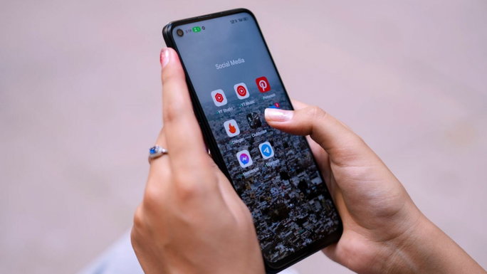 persona usando teléfono inteligente