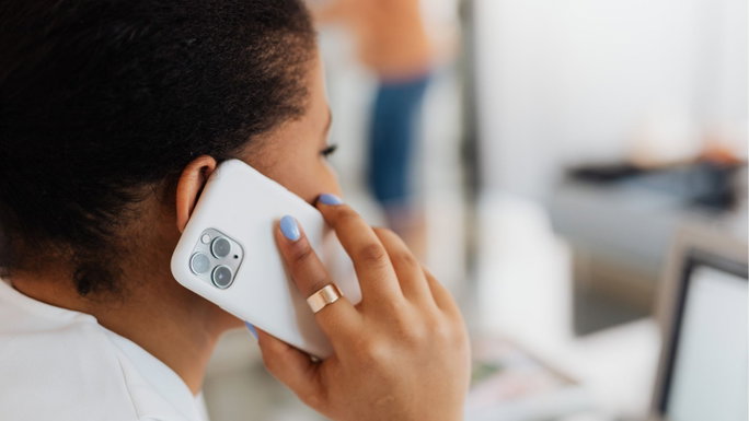 persona al telefono
