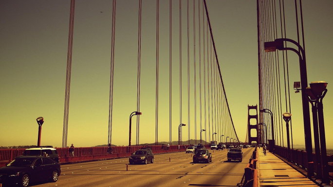 Imagen de coches en el puente.