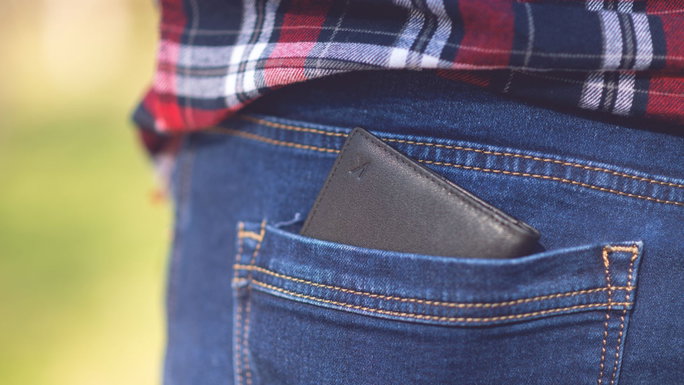 imagen de una billetera en el bolsillo del pantalón