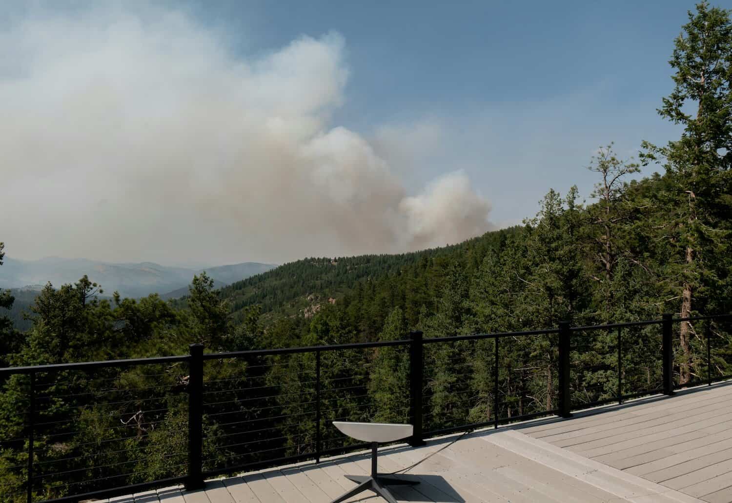 Humo e incendios forestales visibles a lo lejos en el paisaje natural de Portugal.