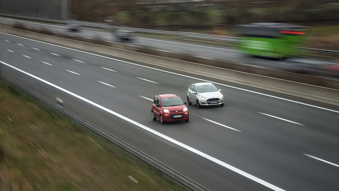 Dos autos en la carretera
