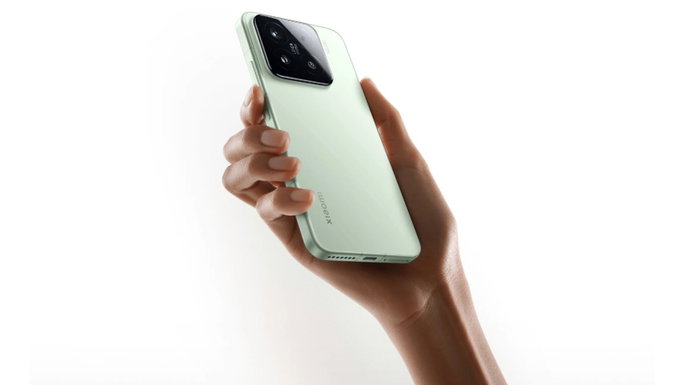 Teléfono Xiaomi en mano