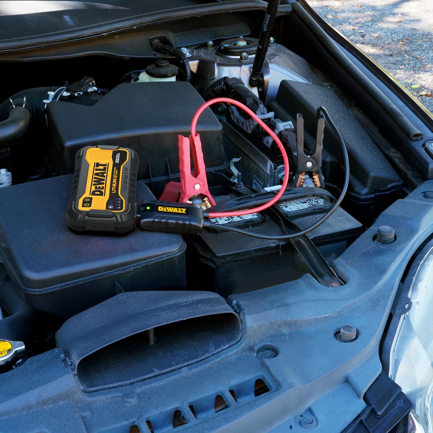 DEWALT DXAELJ25 2500 Peak Amp Portable Lithium Jump Starter with 25W Type C, 15W Type A, 60W Type C Input/Output - Imagen 5