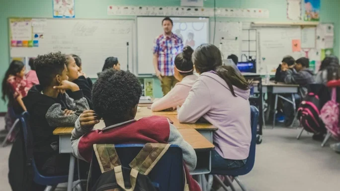 estudiantes en un salón de clases