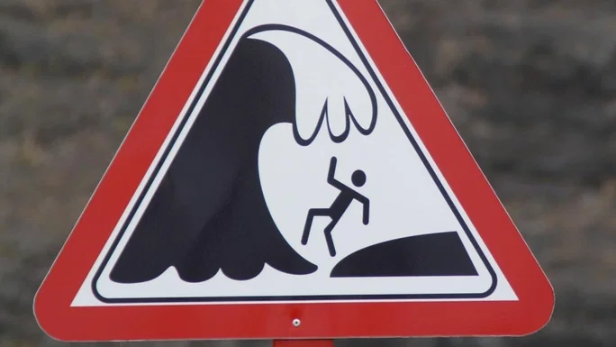 Imagen de una señal de peligro de tsunami.