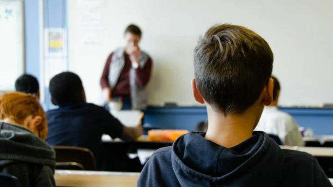 Estudiantes en un salón de clases