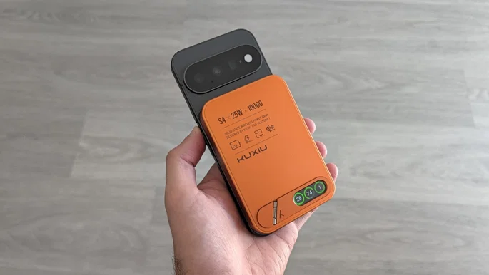 Google Pixel 11 con powerbank de carga magnética adjunto