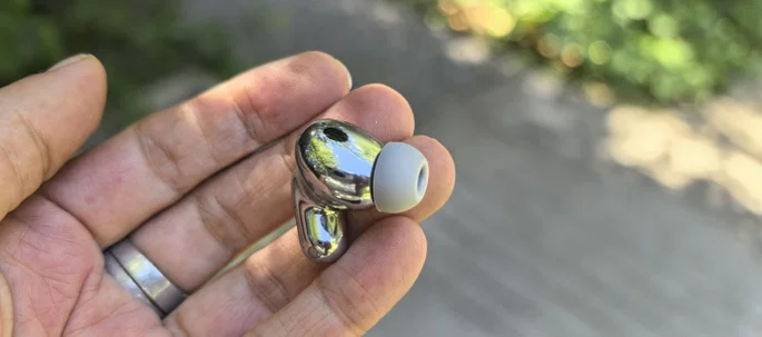 Auricular Huawei FreeBuds Neo en mano