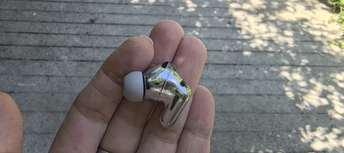 Auriculares Huawei FreeBuds Neo en tus dedos