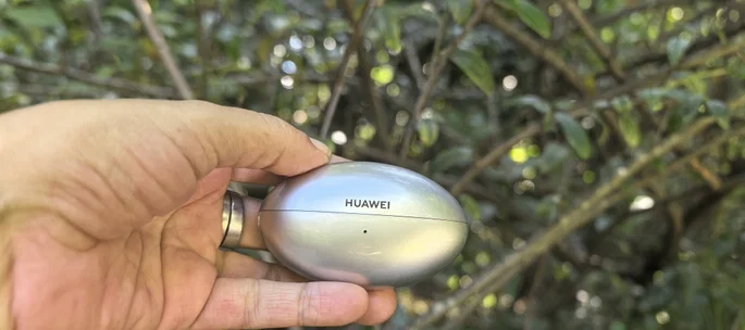 Huawei FreeBuds Neo estuche cerrado en mano