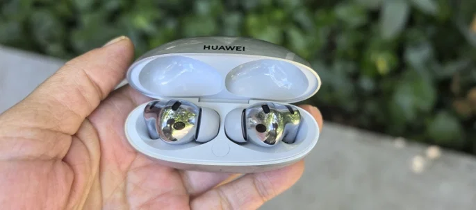 Huawei FreeBuds Neo caja abierta en mano