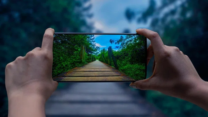 Persona tomando una foto con un celular