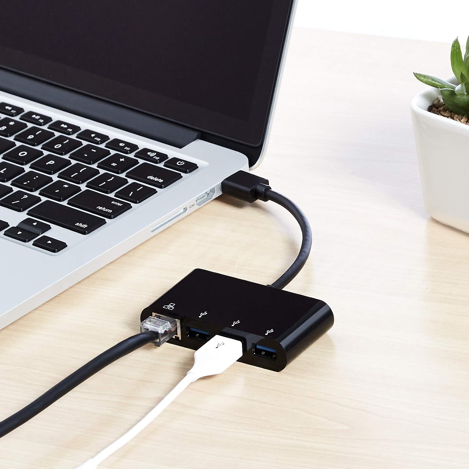 Amazon Basics 3 Port USB 3.0 Adapter with 1 Gigabit Ethernet RJ45 Port, 3 USB A + 1 RJ45, Black - Imagen 5