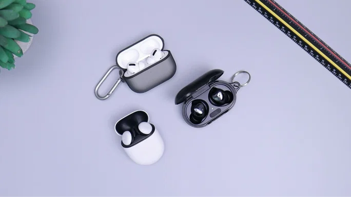 Imagen de auriculares en estuches de carga