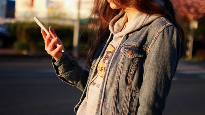 Chica con teléfono inteligente