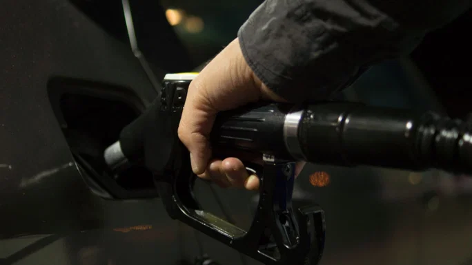 Persona llenando el auto