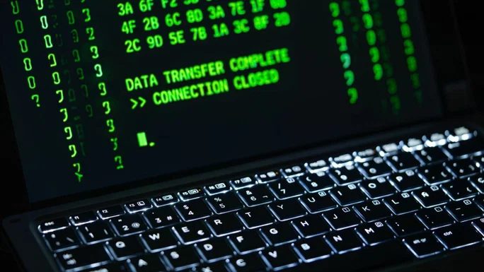 Imagen de una computadora con código.