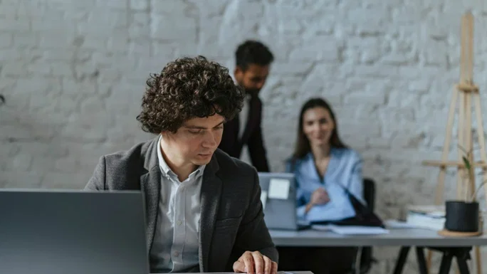 Personas trabajando en una oficina
