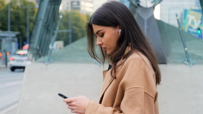 Chica usando teléfono inteligente