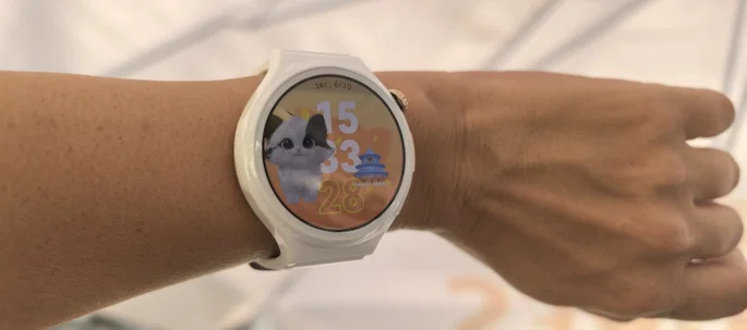 Huawei Watch 6 Pro presentado en la muñeca