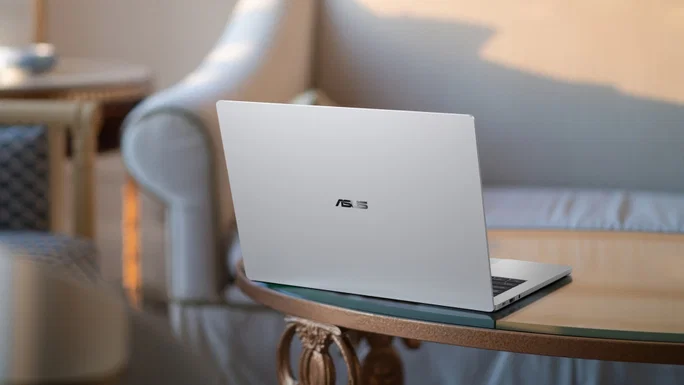 ASUS lanza en Portugal un serio rival del MacBook Air M5 con pantalla OLED 3K