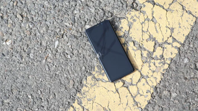 Celular perdido en el suelo
