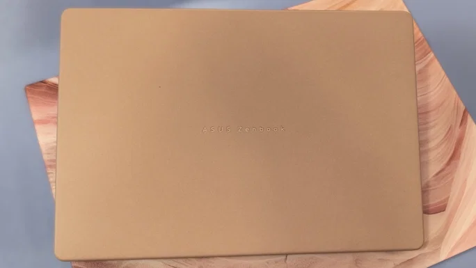 Asus Zenbook 14 cerrado