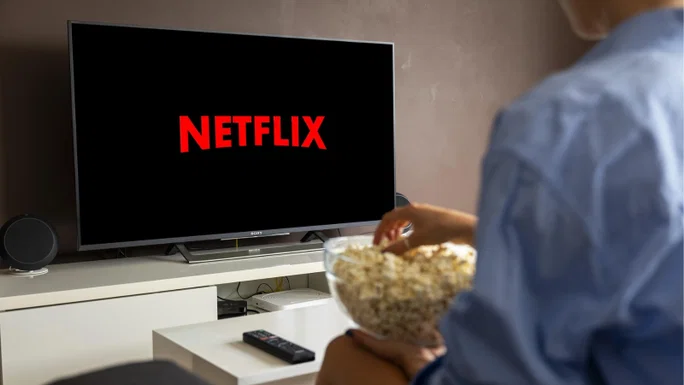 Persona viendo Netflix