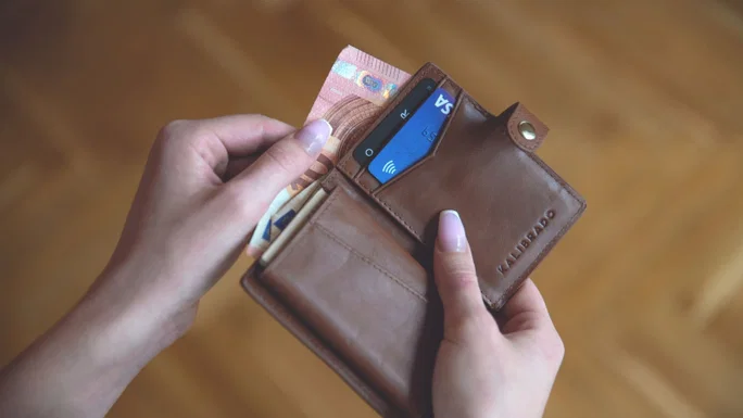 billetera con dinero