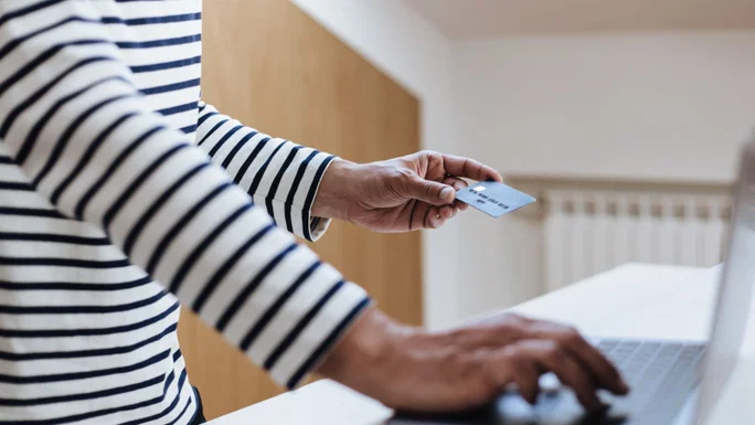 Persona comprando en línea