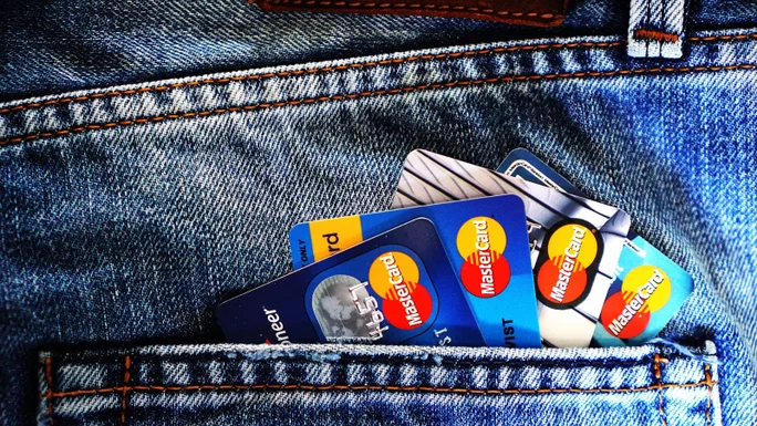 Tarjetas Mastercard en el bolsillo del pantalón.