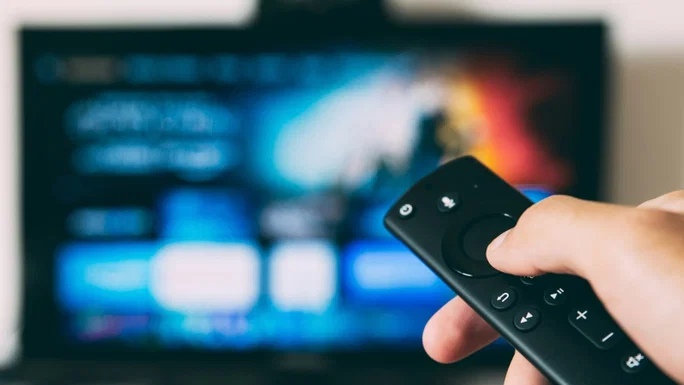 Televisor con control remoto