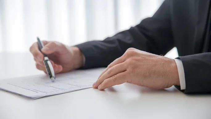 Persona que firma el contrato