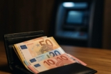 Odio tener que llevar dinero en 2025. ¡Tonto!