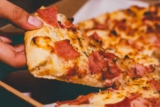 El truco del dominó para recalentar pizza (y no es con el microondas)