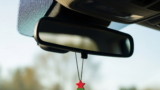 La función del espejo retrovisor que la mayoría de los conductores portugueses nunca han utilizado