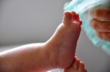 Los bebés nacen afectados por productos químicos en los cosméticos y plásticos