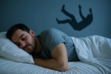 Los científicos han descubierto por qué tienes ganas de caerte cuando te quedas dormido