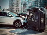 ¿Qué debe hacer si su automóvil se vuelca de costado?