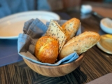 ¿El restaurante te puede cobrar por el pan y las aceitunas que no pediste?