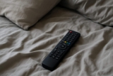 Porque nunca debes poner el comando de TV en la cama