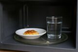 ¿Funciona el truco de colocar un vaso de agua en el microondas?