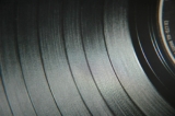 ¿Tienes discos de vinilo en casa? Estos 4 mitos podrían estar destruyéndolos