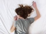 ¡Dormir en el lado derecho de la cama cambia todas estas cosas!