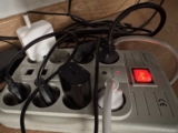 ¿Por qué algunos alargadores tienen entradas para cable coaxial?