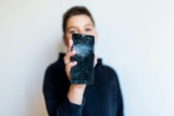 ¡Tu hijo de 12 años con celular está en RIESGO!