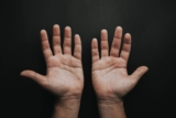 Una simple foto de tu mano puede detectar una enfermedad rara y mortal